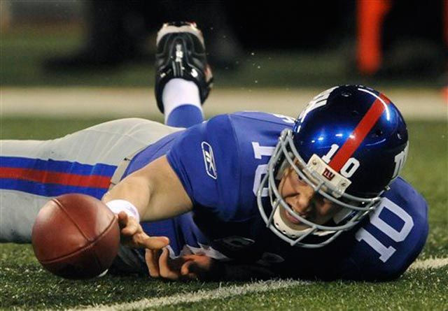 Eli Manning fumbles the ball